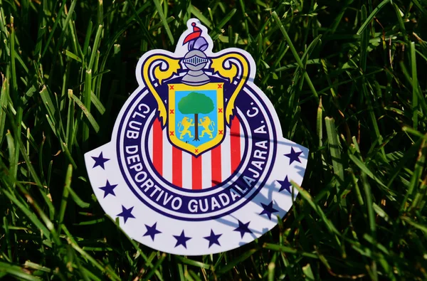 6 Eylül 2019 Guadalajara, Meksika. Meksika futbol kulübü Deportivo Guadalajara S.A. de C.V.A 'nın yeşil çimlerin üzerindeki amblemi..