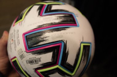 10 Kasım 2019 Londra, Birleşik Krallık. Avrupa Futbol Şampiyonası resmi topu 2020 Adidas uniforia spor mağazası vitrininde.