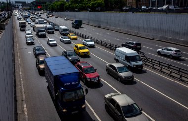 30 Mayıs 2019, Moskova, Rusya. Moskova'da Üçüncü Çevre Yolu üzerinde araba trafiği.