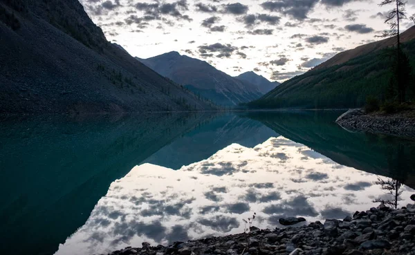 Nuvens Pôr Sol Refletidas Água Lago Shavlinskoe República Altai — Fotografia de Stock