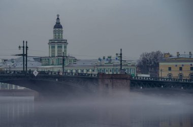 St. Petersburg 'daki Neva nehrinin üzerinde sis var..