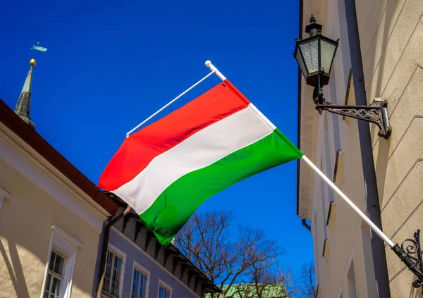 Угорський Прапор Будівлі Проти Блакитного Неба Яскравий Сонячний День — стокове фото