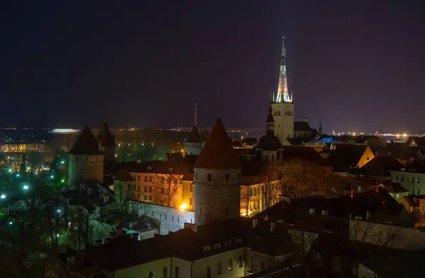 2018年4月21日エストニア タリン 夜の展望台から旧市街の景色 — ストック写真