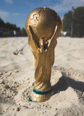 30 Mayıs 2019. Doha, Katar. Kum üzerinde FIFA Dünya Kupası kupası. FIFA Dünya Kupası 2022 Katar 'da düzenlenecek.
