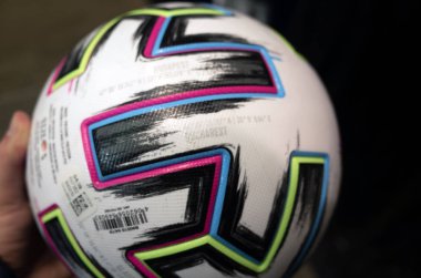 10 Kasım 2019 Londra, Birleşik Krallık. Avrupa Futbol Şampiyonası resmi topu 2020 Adidas Uniforia Spor salonu vitrininde.