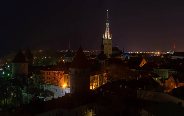 2018年4月21日エストニア タリン 夜の展望台から旧市街の景色 — ストック写真