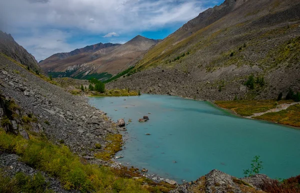 Górskie Jezioro Tle Ośnieżonych Szczytów Republice Altai — Zdjęcie stockowe