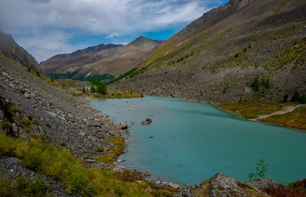 Altai Cumhuriyeti 'nin karlı zirvelerinin arka planında Dağ Gölü.