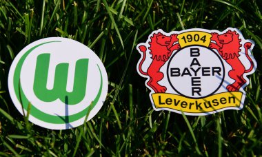 6 Eylül 2019, Münih, Almanya. Yeşil çimlerde Alman futbol kulüpleri Bayer Leverkusen ve Vfl Wolfsburg 'un amblemleri
