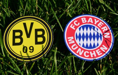 6 Eylül 2019, Münih, Almanya. Yeşil çimlerde Alman futbol kulüpleri Bayern Münih ve Borussia Dortmund 'un amblemleri