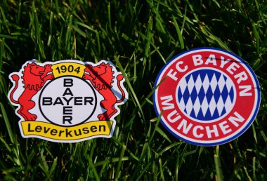 6 Eylül 2019, Münih, Almanya. Yeşil çimlerde Alman futbol kulüpleri Bayer Leverkusen ve Bayern Münih 'in amblemleri