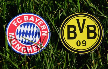 6 Eylül 2019, Münih, Almanya. Yeşil çimlerde Alman futbol kulüpleri Bayern Münih ve Borussia Dortmund 'un amblemleri
