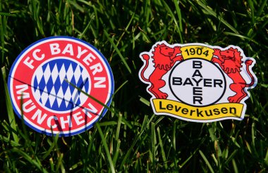 6 Eylül 2019, Münih, Almanya. Yeşil çimlerde Alman futbol kulüpleri Bayer Leverkusen ve Bayern Münih 'in amblemleri