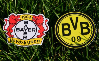 6 Eylül 2019, Münih, Almanya. Yeşil çimlerde Alman futbol kulüpleri Bayer Leverkusen ve Borussia Dortmund 'un amblemleri