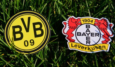 6 Eylül 2019, Münih, Almanya. Yeşil çimlerde Alman futbol kulüpleri Bayer Leverkusen ve Borussia Dortmund 'un amblemleri