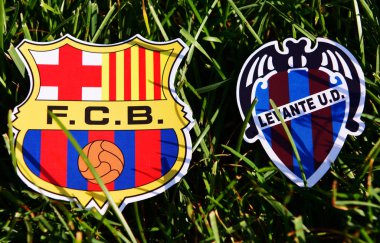 6 Eylül 2019, Madrid, İspanya. İspanyol futbol kulüpleri Barcelona ve Levante 'nin amblemleri çimlerin yeşil çimlerinde.