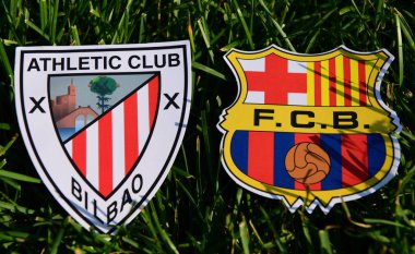 6 Eylül 2019, Madrid, İspanya. İspanyol futbol kulüpleri Barcelona ve Athletic Bilbao 'nun amblemleri çimlerin yeşil çimlerinde.