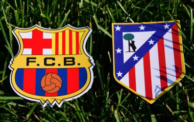 6 Eylül 2019, Madrid, İspanya. İspanyol futbol kulüpleri Barcelona ve Atletico Madrid 'in amblemleri çimlerin yeşil çimlerinde.