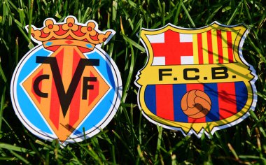 6 Eylül 2019, Madrid, İspanya. İspanyol futbol kulüpleri Barcelona ve Villarreal 'in amblemleri çimlerin yeşil çimlerinde.