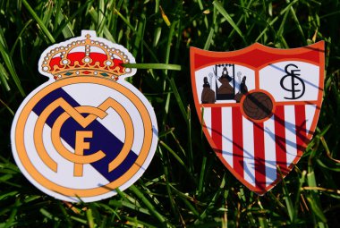6 Eylül 2019, Madrid, İspanya. İspanyol futbol kulüplerinin amblemleri Real Madrid ve Sevilla çimlerin üzerinde.