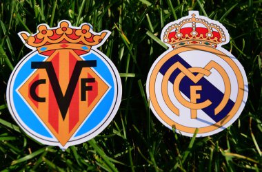 6 Eylül 2019, Madrid, İspanya. Bahçe çimlerinde İspanyol futbol kulüpleri Real Madrid ve Villarreal 'in amblemleri.
