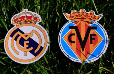 6 Eylül 2019, Madrid, İspanya. Bahçe çimlerinde İspanyol futbol kulüpleri Real Madrid ve Villarreal 'in amblemleri.