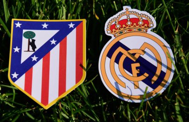 6 Eylül 2019, Madrid, İspanya. İspanyol futbol kulüpleri Real Madrid ve Atletico Madrid 'in yeşil çimlerin üzerindeki amblemleri.