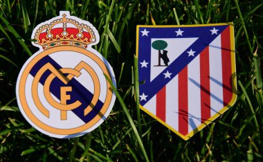 6 Eylül 2019, Madrid, İspanya. İspanyol futbol kulüpleri Real Madrid ve Atletico Madrid 'in yeşil çimlerin üzerindeki amblemleri.