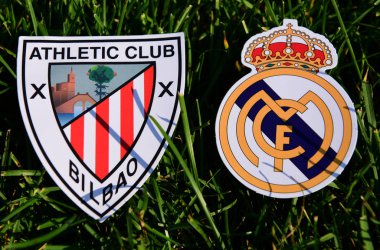 6 Eylül 2019, Madrid, İspanya. İspanyol futbol kulüplerinin amblemleri Real Madrid ve Atletik Bilbao çimlerin üzerinde.