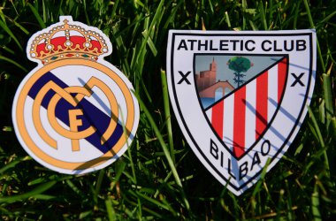 6 Eylül 2019, Madrid, İspanya. İspanyol futbol kulüplerinin amblemleri Real Madrid ve Atletik Bilbao çimlerin üzerinde.