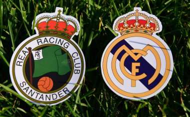 6 Eylül 2019, Madrid, İspanya. İspanyol futbol kulüplerinin amblemleri Real Madrid ve Santander yarışları çimlerin üzerinde.
