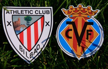 6 Eylül 2019, Madrid, İspanya. Çimlerin üzerinde İspanyol futbol kulüpleri Villarreal ve Athletic Bilbao 'nun amblemleri.
