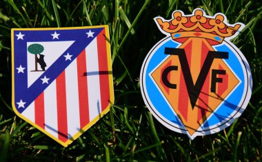 6 Eylül 2019, Madrid, İspanya. Çimlerin üzerinde İspanyol futbol kulüpleri Villarreal ve Atletico Madrid 'in amblemleri.