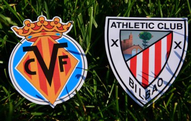 6 Eylül 2019, Madrid, İspanya. Çimlerin üzerinde İspanyol futbol kulüpleri Villarreal ve Athletic Bilbao 'nun amblemleri.