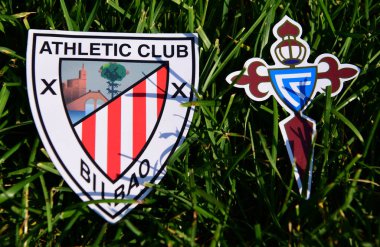 6 Eylül 2019, Madrid, İspanya. İspanyol futbol kulüplerinin amblemleri Celta Vigo ve Athletic Bilbao çimlerin üzerinde.