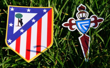 6 Eylül 2019, Madrid, İspanya. İspanyol futbol kulüplerinin amblemleri Celta Vigo ve Atletico Madrid çimlerin üzerinde.