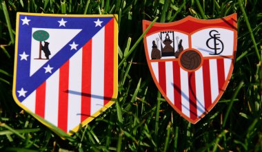 6 Eylül 2019, Madrid, İspanya. Çimlerin üzerindeki İspanyol futbol kulüpleri Sevilla ve Atletico Madrid 'in amblemleri..
