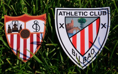 6 Eylül 2019, Madrid, İspanya. Çimlerin üzerinde İspanyol futbol kulüpleri Sevilla ve Athletic Bilbao 'nun amblemleri.