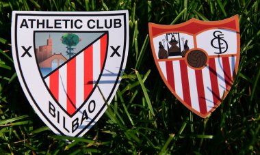 6 Eylül 2019, Madrid, İspanya. Çimlerin üzerinde İspanyol futbol kulüpleri Sevilla ve Athletic Bilbao 'nun amblemleri.