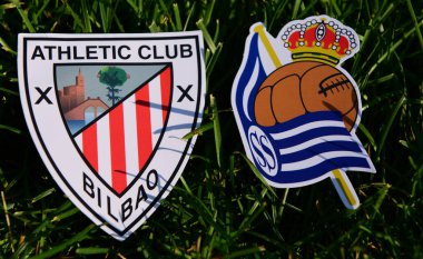 6 Eylül 2019, Madrid, İspanya. İspanyol futbol kulüplerinin amblemleri Real Sociedad San Sebastian ve Athletic Bilbao çimlerin üzerinde.