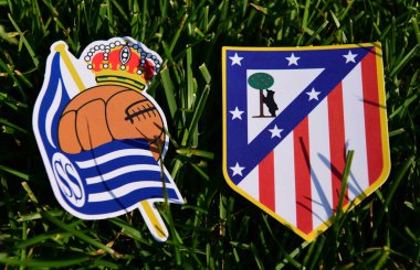 6 Eylül 2019, Madrid, İspanya. İspanyol futbol kulüplerinin amblemleri Real Sociedad San Sebastian ve Atletico Madrid çimlerin üzerinde.