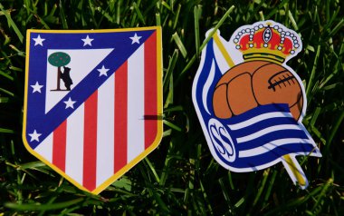 6 Eylül 2019, Madrid, İspanya. İspanyol futbol kulüplerinin amblemleri Real Sociedad San Sebastian ve Atletico Madrid çimlerin üzerinde.