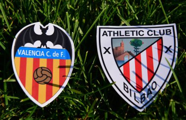 6 Eylül 2019, Madrid, İspanya. İspanyol futbol kulüpleri Valencia ve Athletic Bilbao 'nun amblemleri çimlerin yeşil çimlerinde.