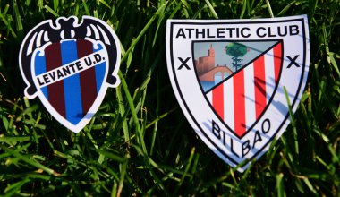 6 Eylül 2019, Madrid, İspanya. İspanyol futbol kulüpleri Levante ve Athletic Bilbao 'nun amblemleri çimlerin yeşil çimlerinde.