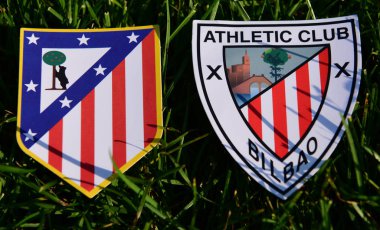 6 Eylül 2019, Madrid, İspanya. İspanyol futbol kulüpleri Atletico Madrid ve Atletic Bilbao 'nun amblemleri çimlerin yeşil çimlerinde.
