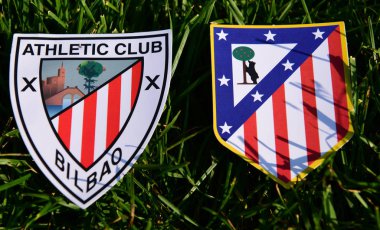 6 Eylül 2019, Madrid, İspanya. İspanyol futbol kulüpleri Atletico Madrid ve Atletic Bilbao 'nun amblemleri çimlerin yeşil çimlerinde.