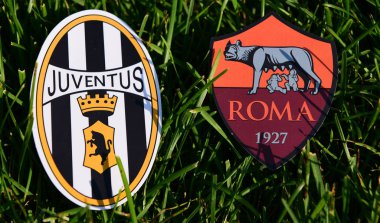 6 Eylül 2019, Torino, İtalya. Çimlerin üzerinde İtalyan futbol kulüpleri Juventus Torino ve Roma 'nın amblemleri.