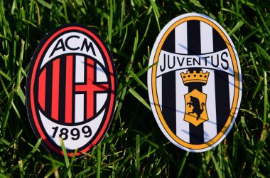 6 Eylül 2019, Torino, İtalya. İtalyan futbol kulüpleri Juventus Torino ve Milan 'ın yeşil çimlerin üzerindeki amblemleri.