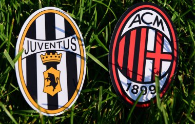 6 Eylül 2019, Torino, İtalya. İtalyan futbol kulüpleri Juventus Torino ve Milan 'ın yeşil çimlerin üzerindeki amblemleri.