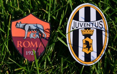 6 Eylül 2019, Torino, İtalya. Çimlerin üzerinde İtalyan futbol kulüpleri Juventus Torino ve Roma 'nın amblemleri.